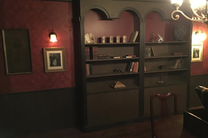 Master Of Illusions Magic & Paranormal Escape Room at Extreme Escape San Antonio - Predict Houdinis Next Move