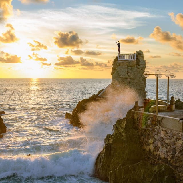 Mazatlan: Sightseeing and Beach All Inclusive - Cliff Divers and Beach Activities