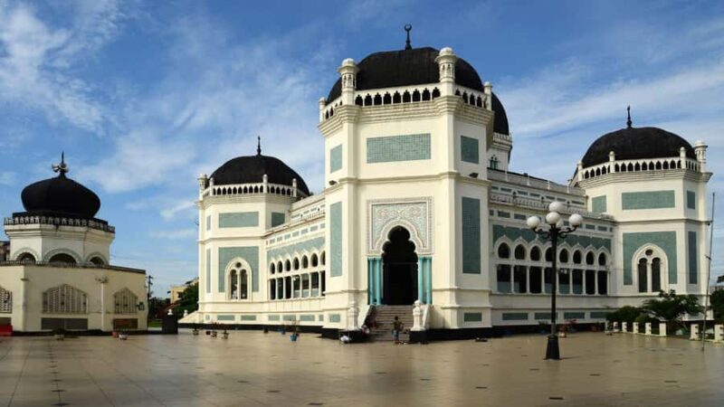 Medan: Highlights City Sightseeing Guided Group Tour - The Pace and Structure of the Tour