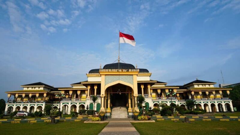 Medan: Highlights City Sightseeing Guided Group Tour - The Guides: Knowledgeable and Friendly