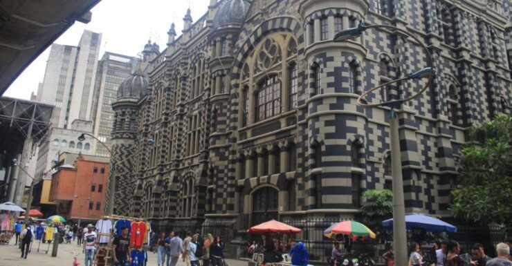 Medellín: Botero Square, Historic Center With a Street Snack - Experience Highlights