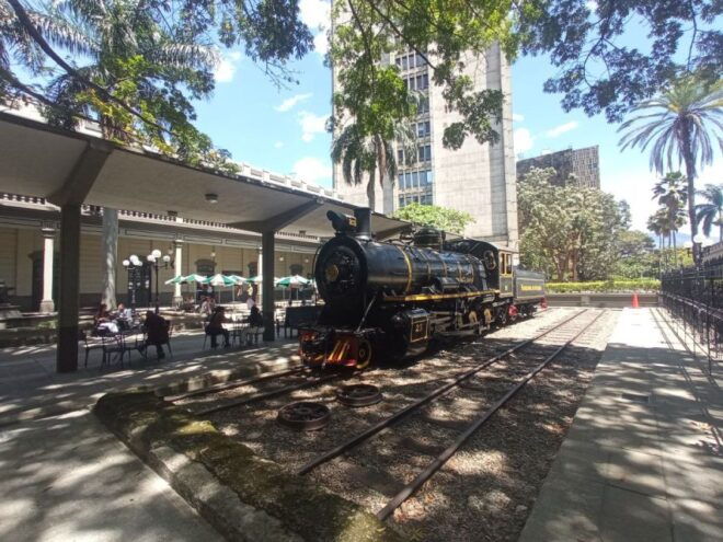 Medellín: Botero Square, Historic Center With a Street Snack - Review Summary