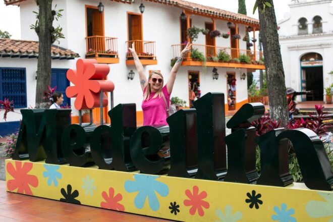 Medellin: City Tour & Comuna 13 Graffiti Tour - Cultural Immersion