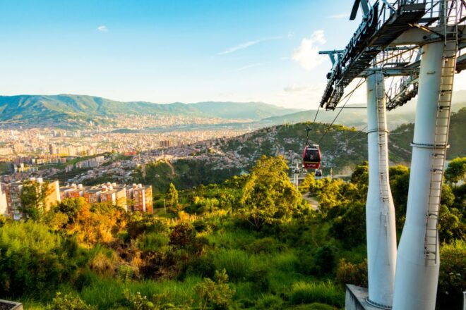 Medellín: Comuna 13 and Downtown Private Walking Tour - Tour Itinerary