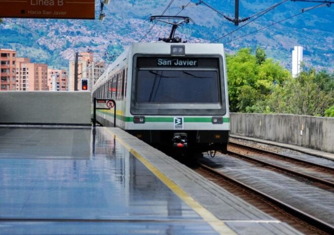 Medellín: Comuna 13, Pueblito Paisa, & Antioquia Museum Tour - Experience Highlights and Itinerary