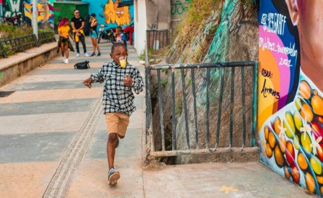 Medellin: Comuna 13 Street Art Private Walking Tour - Tour Description