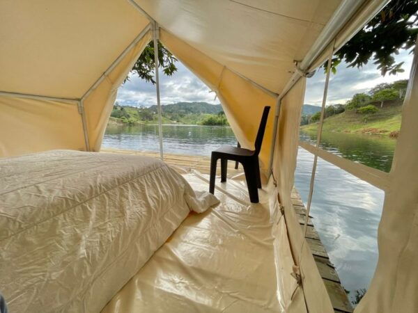 Medellin: Guided Tour to Guatape & 1-Night Lakeside Glamping - Live Tour Guide
