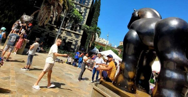 Medellin : Highlights Private Tour and Traditional Snacks - Snack Sampling