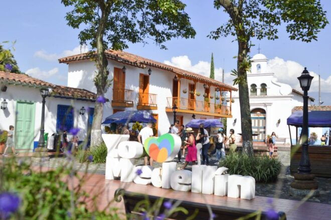 Medellín: Private City Tour With Metrocable and Comuna 13 - Full Description