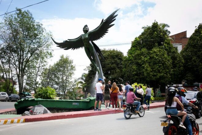 Medellín: Rock of Guatapé Trip With Cruise & Local Tastings - Location and Activities Overview