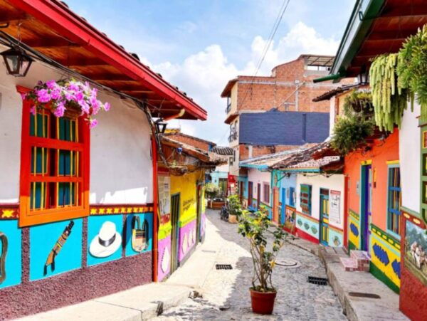 Medellin to Guatape Cultural Tour - Inclusions and Policies