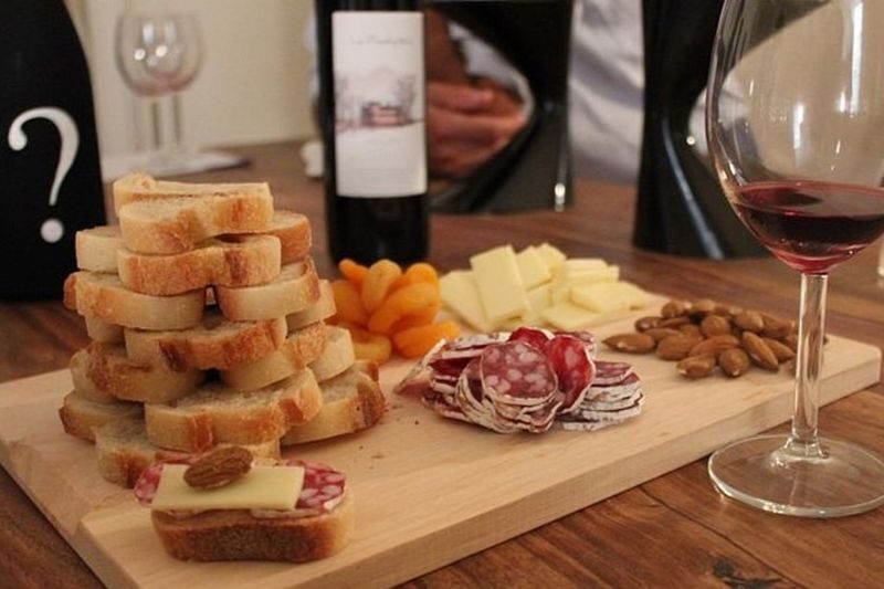 Medoc Afternoon Wine Tour with Appetizer Platter from Bordeaux - The classified château shows another side of Médoc