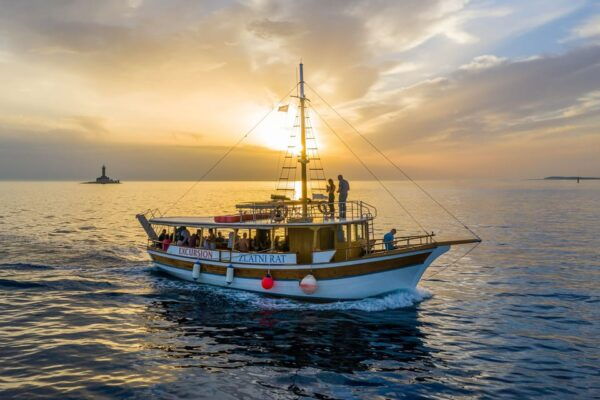 Medulin: Private Sunset Cruise With Dolphin Watching - Recommended Attire