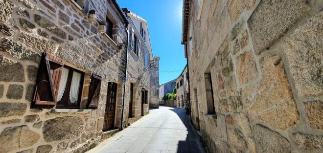 Melgaço: Castle and Old Town Guided Tour - Guidance and Language Options