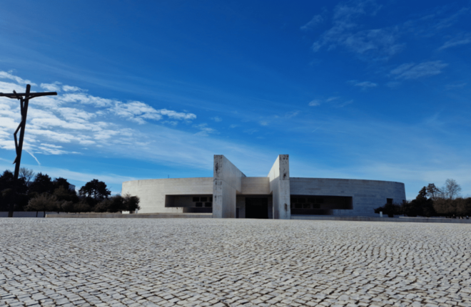 Memorable Private Full Day Tour in Fátima, Nazaré, Óbidos - Venture Into Óbidos