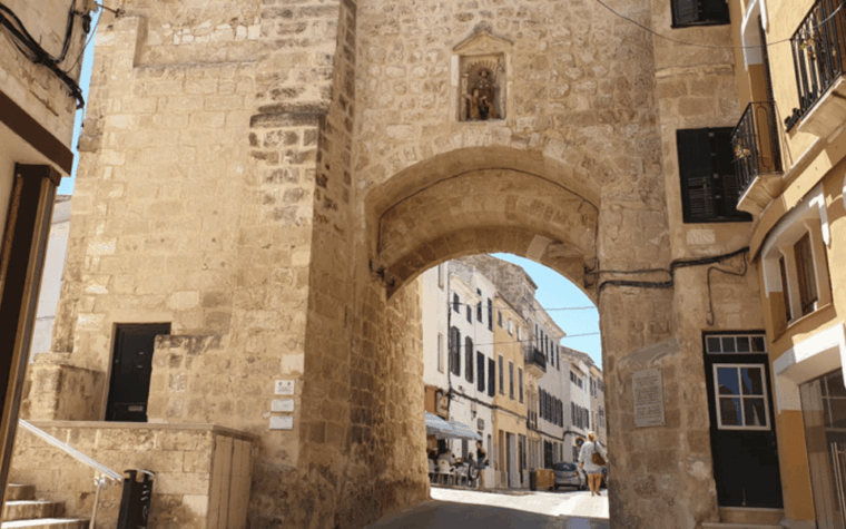 Menorca: Mahon Guided Walking Tour With History & Tastings - Discovering Local Landmarks