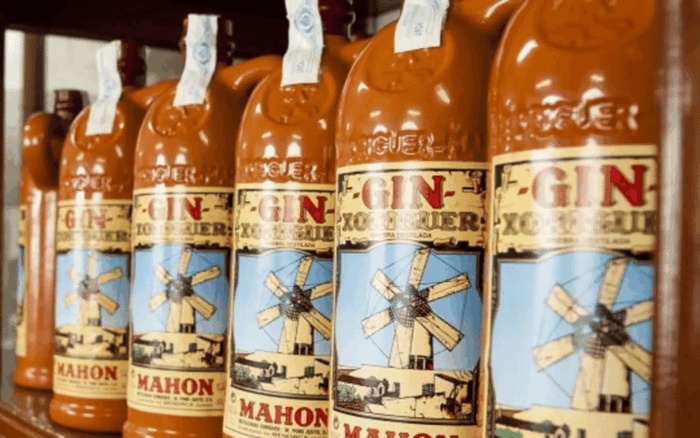 Menorca: Mahon Guided Walking Tour With History & Tastings - Guided Experience and Insights