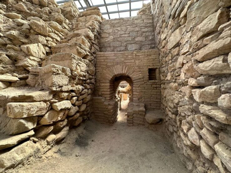 Metropolis Ancient City Tour From Kusadasi Port With Lunch - Experience
