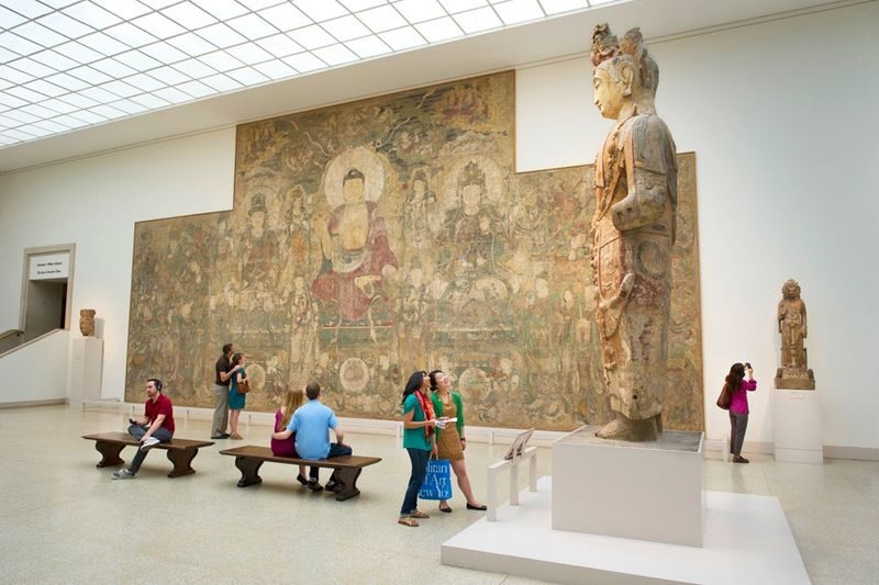 Metropolitan Museum of Art Highlights Tour with Skip-the-Line Access - Finding the guide in the Great Hall