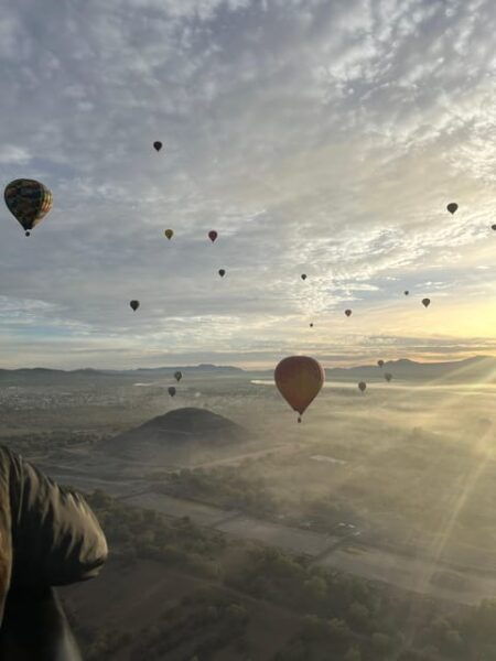Mexico City: Ballon Flight + Breakfast + Guide in Pyramids - Balloon Flight Experience