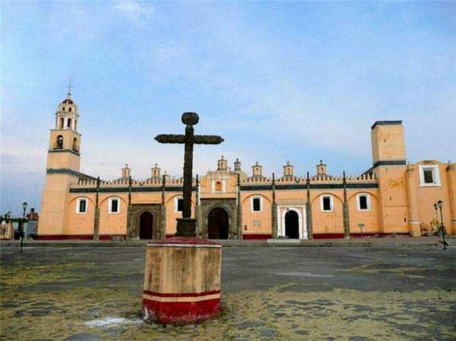 Mexico City: Discover Puebla, Cholula, and Tonantzintla - Exploring Cholulas Massive Pyramid