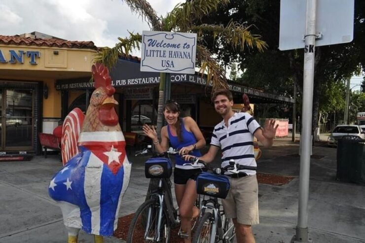 Miami : Art Deco & South Beach Walking Tour With a Guide - Accessibility and Group Type