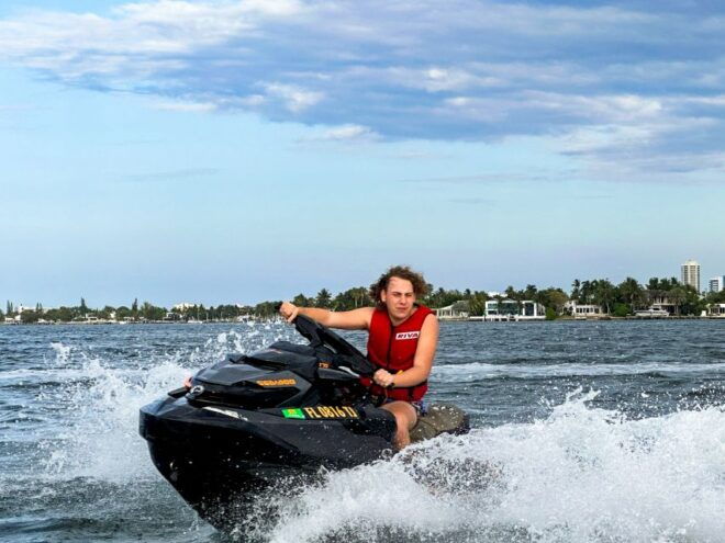 Miami: Biscayne Bay 1-hour Jet Skiing and Pontoon Boat Ride - Restrictions