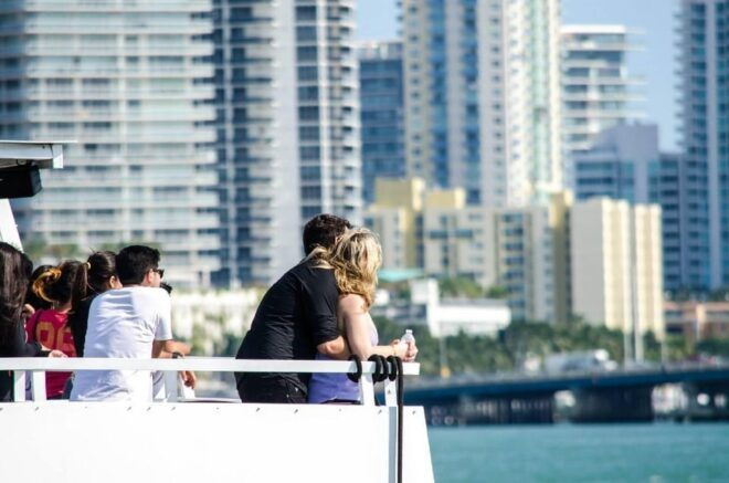 Miami: Biscayne Bay Celebrity Homes Sightseeing Cruise - Yacht and Amenities
