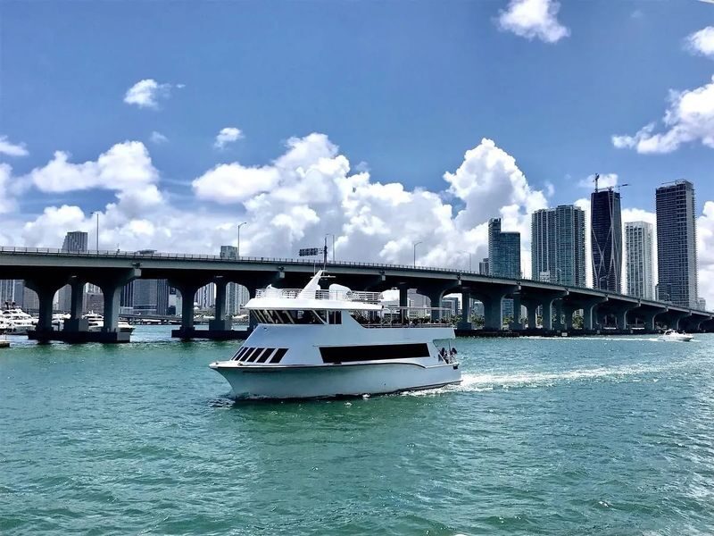 Miami: Bus & Boat Ultimate Sightseeing Combo Tour - Biscayne Bay, the port, and Star Island