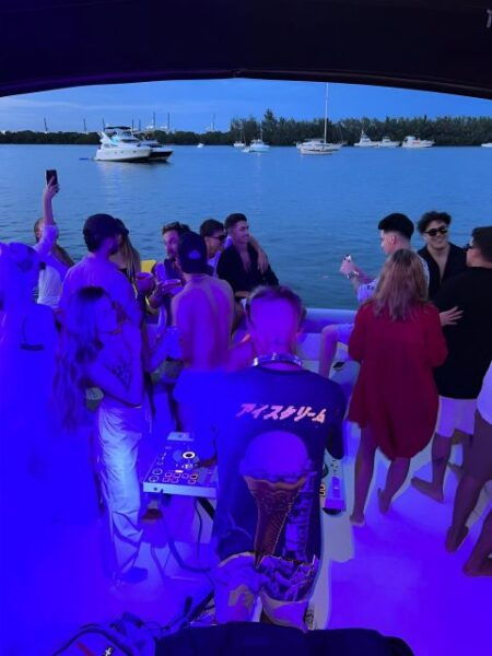 Miami: Nightlife & Party in Biscayne Bay With Champagne - The Sum Up