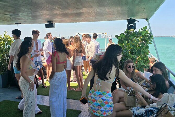Miami NYE 2026 Yacht Party with Dinner, Open Bar & Fireworks - The Experience in Detail  