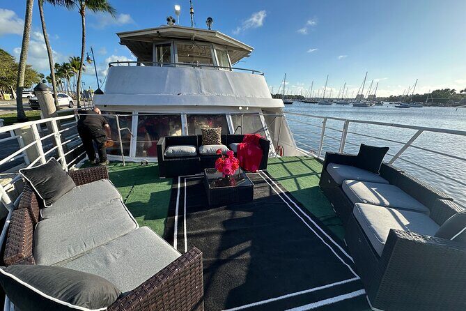 Miami NYE 2026 Yacht Party with Dinner, Open Bar & Fireworks - Is This Yacht Party Worth It?  