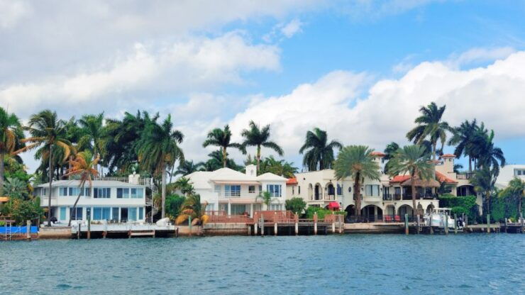 Miami: Top Celebrity Homes & Millionaire Mansions Boat Tour - Inclusions
