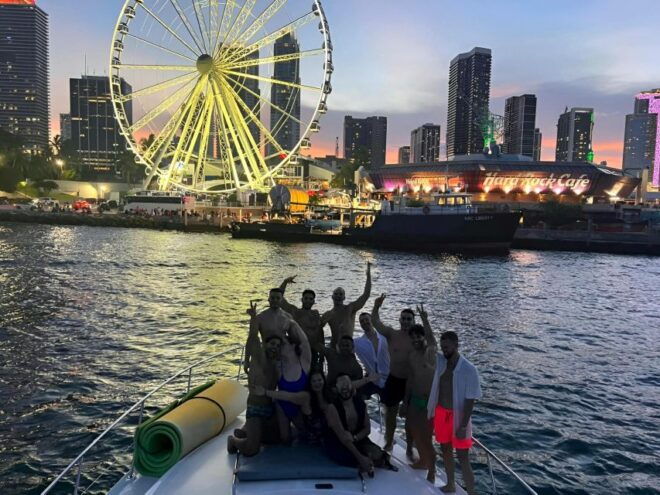 Miami: Yacht Sunset Cruise With Courtesy Drinks to Toast - Yacht Options and Meeting Points