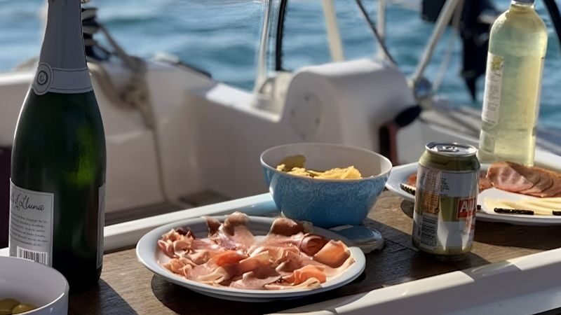 Midday or Sunset Sailing with Snacks and Open Bar in Mallorca - Midday sun or sunset light