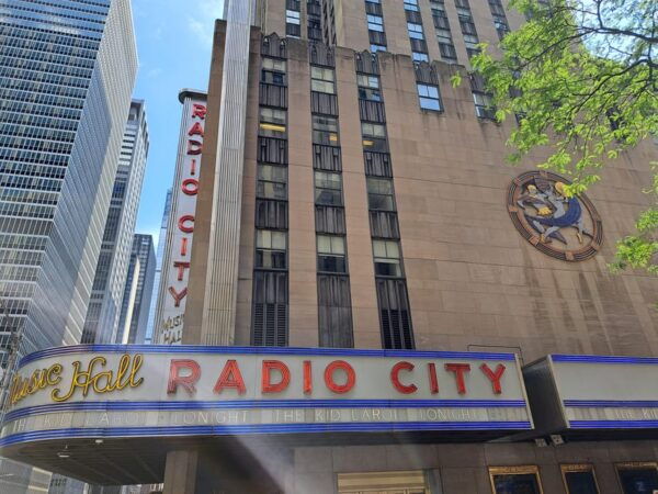 Midtown Manhattan: The Zen Air Conditioning Tour - People-Watching and Sightseeing