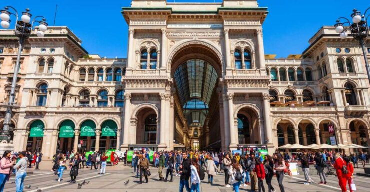 Milan Fashion Week Tour, House of Gucci, Versace, Prada - Milan Fashion Week Overview