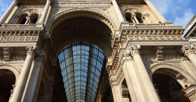 Milan: First Discovery Walk and Reading Walking Tour - Full Description