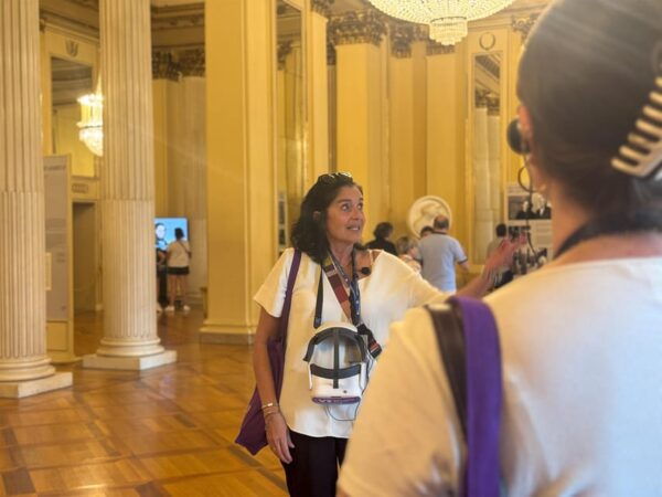 Milan: Guided Walking Tour With VR & La Scala Theater Visit - Piazza Degli Affari Starting Point