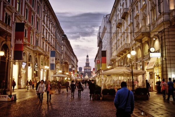 Milan Highlights Self-Guided Scavenger Hunt and Walking Tour - Starting Point and Attractions