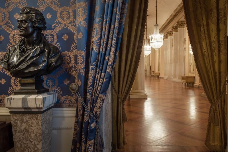 Milan La Scala Theater and Museum Tour - Choose your language before choosing your time