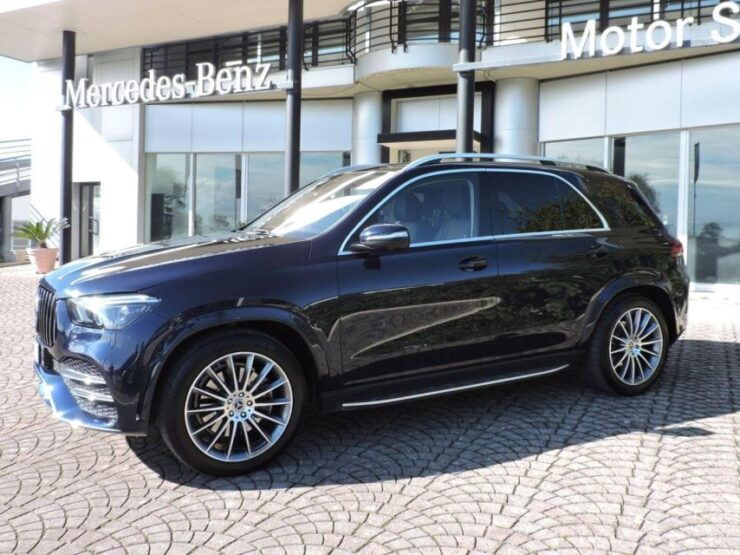 Milan: Luxury Car Rental MERCEDES BENZ GLE SUV 4X4 BLACK - Features and Service Offered