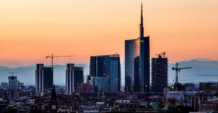 Milan: Piazza Gae Aulenti and Pelli Tower Walking Tour - Live Tour Guide and Starting Location