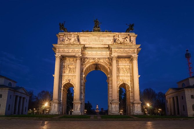 MILAN PRIVATE WALKING TOUR by NIGHT: AMAZING MILAN - 2 H - Inclusions and Logistics
