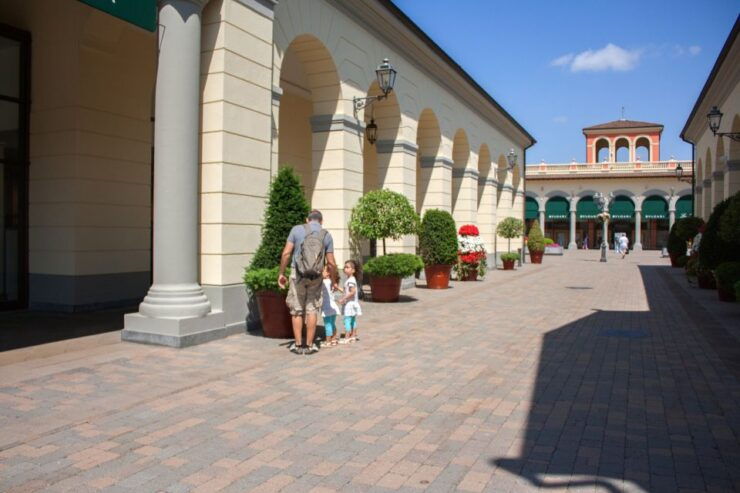 Milan: Serravalle Designer Outlet Roundtrip Bus Transfer - Experience