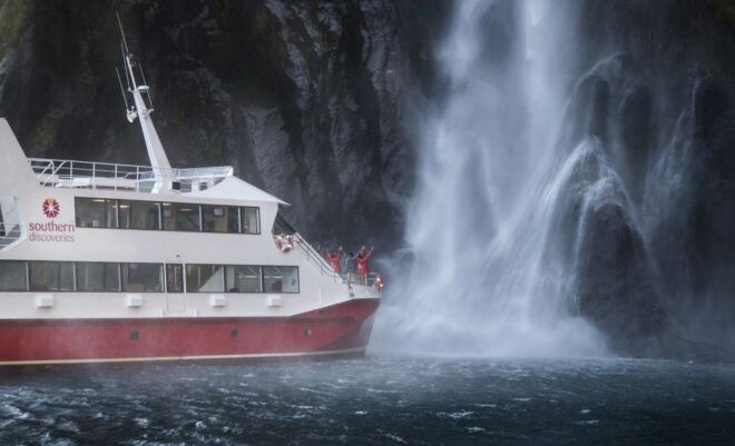 Milford Sound: Fly Cruise Fly - Landmarks and Wildlife