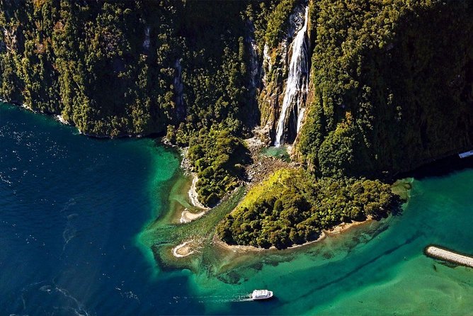Milford Sound Scenic Flight and Nature Cruise - Air Milford Experience