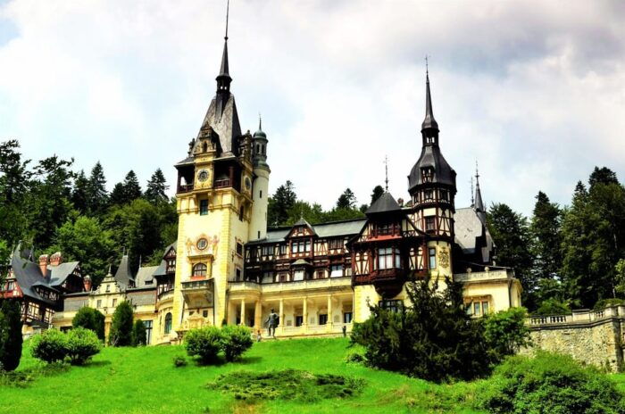 Minivan 8 Places : Dracula Castle, Peles, & Brasov Day Tour - FAQ