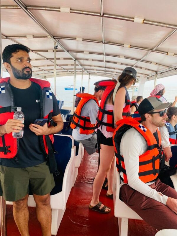 Mirissa: Whale Watching Cruise With Blue Whales & Dolphins - Breakfast, guidance, and small comforts