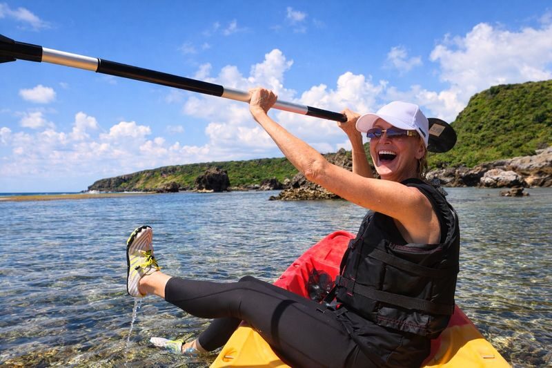 Miyakojima: Stunning Miyako Blue Beach SUP or Canoe Experience (Okinawa) - Paddling over Miyako Blue at Imgya Marine Garden